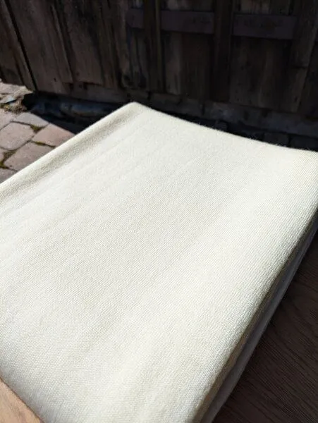 Wooliie Wooliie Handgefertigte Babydecke aus 100 % Merinowolle – pflanzlich gefärbt, Natural (weiss), – Produktbild 3 von 4