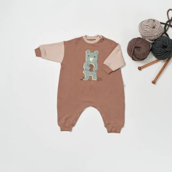 tetoi-vienna tetoi-vienna TENCEL Babyoverall "Alpenflausch Bär" kuscheliger Strampler, Braun, – Produktbild 1 von 3