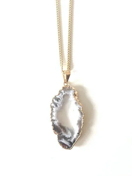 Crystal and Sage Crystal and Sage Ananda - vergoldete Halskette mit Achatscheibe mit Kristalldruse – Produktbild 2 von 3