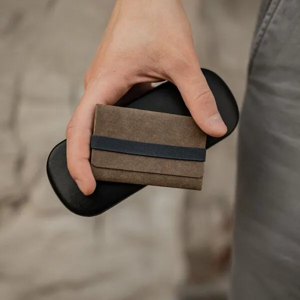 ANDERS & KOMISCH ANDERS & KOMISCH Veganes Kreditkartenetui - Cardholder mit Münzfach - TINY Braun, Grau, – Produktbild 1 von 4