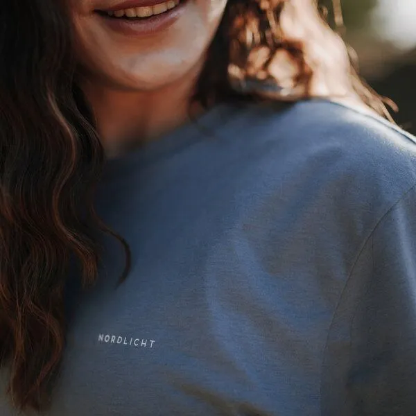 NORDLICHT NORDLICHT Statement T-Shirt Talvi Ozeanblau aus 100% Bio-Baumwolle – Produktbild 2 von 3