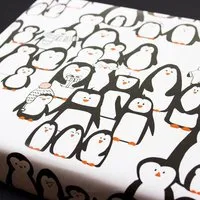 Bow & Hummingbird Bow & Hummingbird Geschenkpapier Pinguinparade – Produktbild 1 von 1