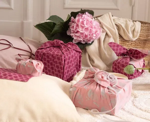 FabRap Gift Wrap FabRap Gift Wrap Wiederverwendbare Geschenkverpackung Furoshiki (doppelseitig), Blush whales & maroon ogives, – Produktbild 3 von 4