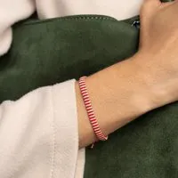 juni juni Gestreiftes Perlenarmband "Coco" rouge und bleu im Breton Stil - in rot oder blau, Rot, – Produktbild 1 von 2