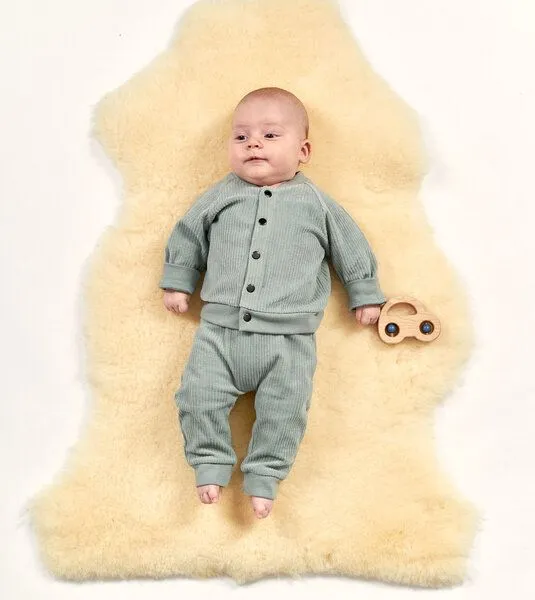 Sense Organics & friends in cooperation with GARY MASH Sense Organics & friends in cooperation with GARY MASH Babyhose aus kuschligem Nickistoff, Grün, – Produktbild 4 von 4