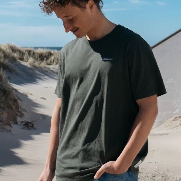 SALZWASSER JONTE – T-Shirt (Unisex) aus 100% Bio-Baumwolle (GOTS) von SALZWASSER, Dunkelgrün (oliv), – Produktbild 1 von 2