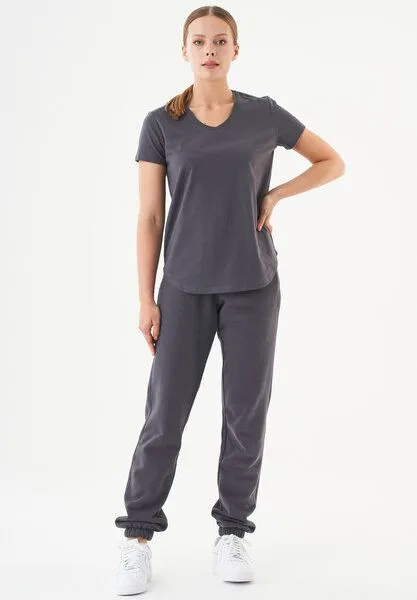 ORGANICATION ORGANICATION ESSENTIALS-TUBA- Basic T-Shirt aus Bio-Baumwolle mit V-Ausschnitt, Shadow, – Produktbild 2 von 4