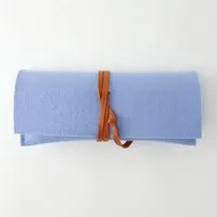 matilda k. manufaktur matilda k. manufaktur Brillenetui 'auguste' XL für breite Brillen aus farbigem Wollfilz mit Lederband – Produktbild 1 von 1