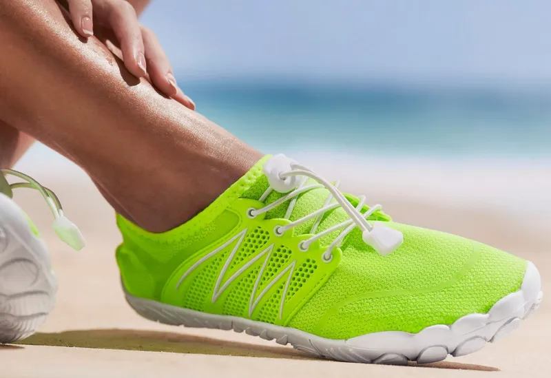 VENICE BEACH VENICE BEACH Badelatsche, Badeschuhe, Badeschlappe, Barfußschuh, leichter Slipper Aquaschuh Wasserschuh mit elastischen Bändern, schnelltrocknend VEGAN, Grün, – Produktbild 1 von 5