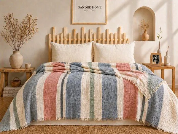 Sandiik Sandiik Musselin-Tagesdecke „Pastell Stripe – 200 x 230 cm aus Bio-Baumwolle, Pastellflieder, – Produktbild 2 von 4