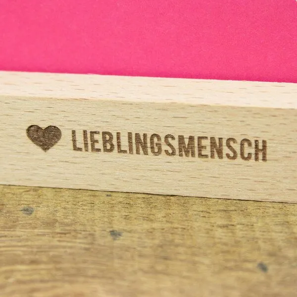 Bow & Hummingbird Bow & Hummingbird Kartenständer Lieblingsmensch aus nachhaltigem Buchenholz – Produktbild 2 von 2
