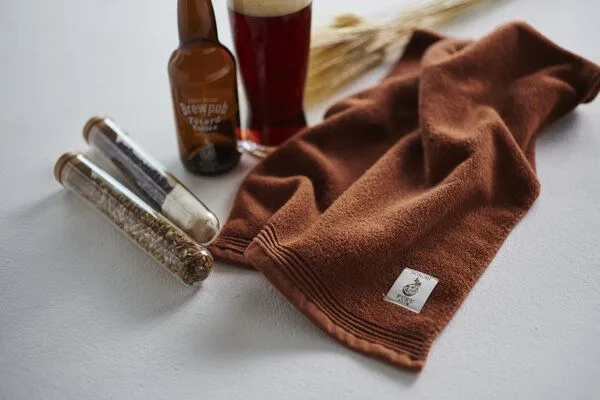 thies thies 1856 ® veganes Handtuch aus japanischer Biobaumwolle gefärbt mit recycelter Craft Bier Maische, Brown (braun), – Produktbild 4 von 4