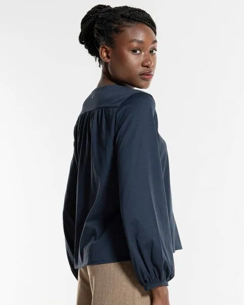 Alma & Lovis Alma & Lovis Feminine Bluse im Wickel-Look aus extra feiner Bio-Baumwolle | Wickelbluse, Captain blue (dunkelblau), – Produktbild 3 von 4