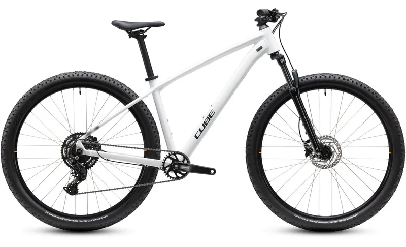 Cube Cube Aim ONE - 27.5/29 Zoll 9K Diamant - metallicwhite´n´black, Weiss, – Produktbild 1 von 1