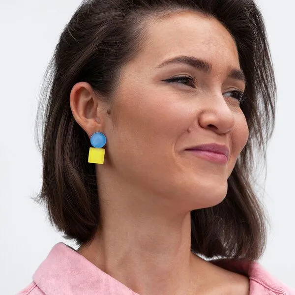 ALEXASCHA ALEXASCHA Geometrische Clip Ohrringe aus Glas | Bauhaus Design | 16 Farbkombinationen, Blau & gelb, – Produktbild 2 von 4