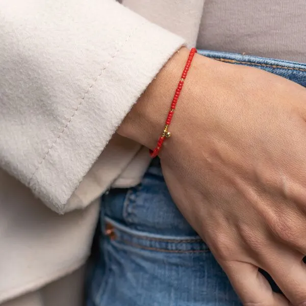 juni juni Rotes Armband "Milano" mit Goldkugel Anhänger und verstellbarer Schiebeperle aus recyceltem Gold – Produktbild 1 von 3