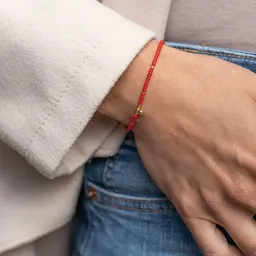 juni juni Rotes Armband "Milano" mit Goldkugel Anhänger und verstellbarer Schiebeperle aus recyceltem Gold – Produktbild 1 von 1