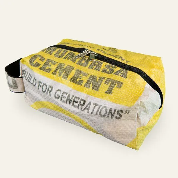 Nyuzi Blackwhite Nyuzi Blackwhite Kulturbeutel aus altem Zementsack, Gelb mombasa cement, – Produktbild 3 von 4