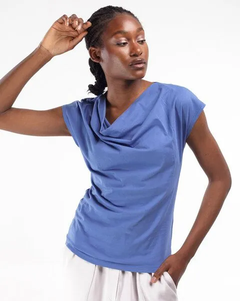 Alma & Lovis Alma & Lovis Shirt mit Wasserfall-Ausschnitt, aus Bio-Baumwolle | Short Cascade, Blue (mittelblau), – Produktbild 2 von 4