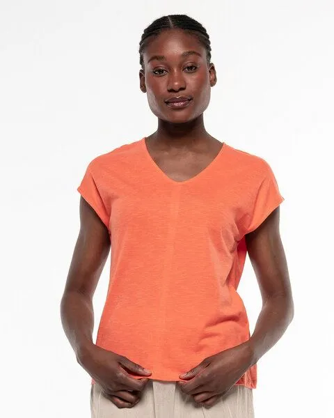 Alma & Lovis Alma & Lovis Legeres V-Shirt aus leichter Bio-Baumwolle / EcoVero | Flamé V, Camelia (orange), – Produktbild 1 von 4