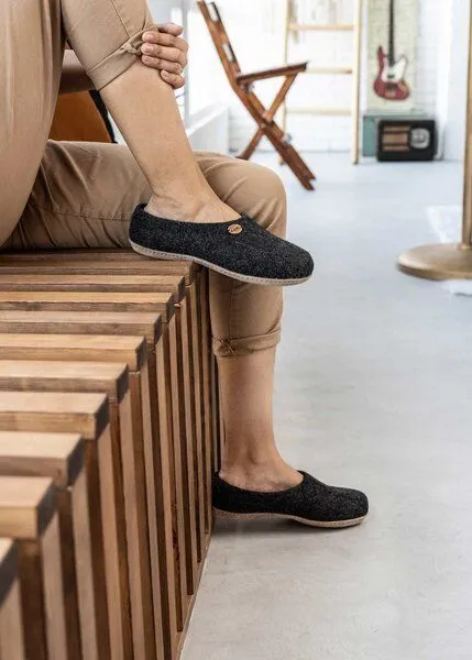 WoolFit WoolFit Filzhausschuhe „Classic“ mit geschlossener Sohle für extra Halt mit Schuheinlage, Graphit(grau), – Produktbild 3 von 3