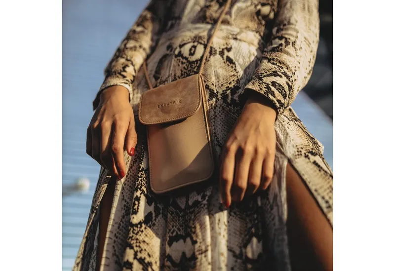 Expatrié Handytasche AMELIE Handytasche zum Umhängen Damen, Verstellbare Länge, Veganes Kunstleder, Beige, – Produktbild 4 von 8