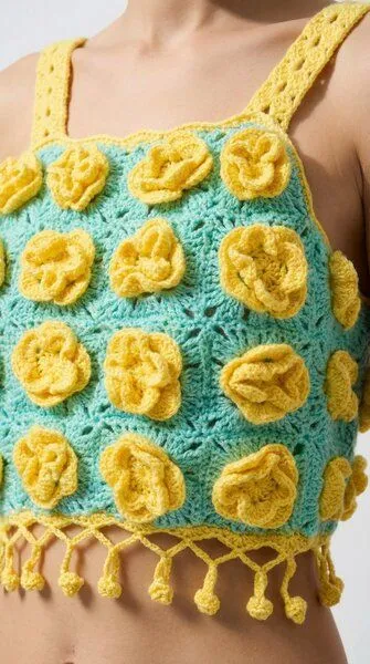 KnitToChange KnitToChange Handgehäkeltes Crop-Top mit 3D-Blüten in Mint & Gelb – Produktbild 3 von 4