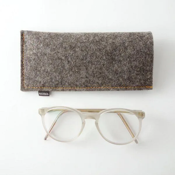 matilda k. manufaktur matilda k. manufaktur Brillenetui aus Wollfilz zum Einstecken in verschiedenen Farben 'justus', Braun naht orange, – Produktbild 1 von 4