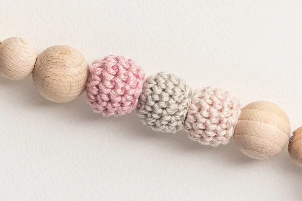NoniKids Berlin NoniKids Berlin Schnullerkette Holz *Sternchen* 10 Farben I Bio Baumwollgarn I NoniKids, Nude, – Produktbild 3 von 3