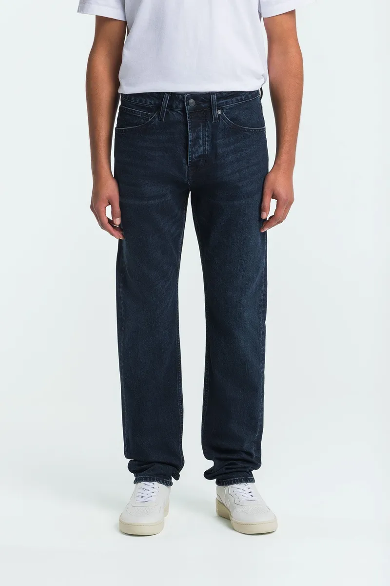 Kings Of Indigo Kings of Indigo Herren vegan Jeans Addo Xavier Washed Blau Schwarz, Extra dunkelblau, – Produktbild 1 von 1