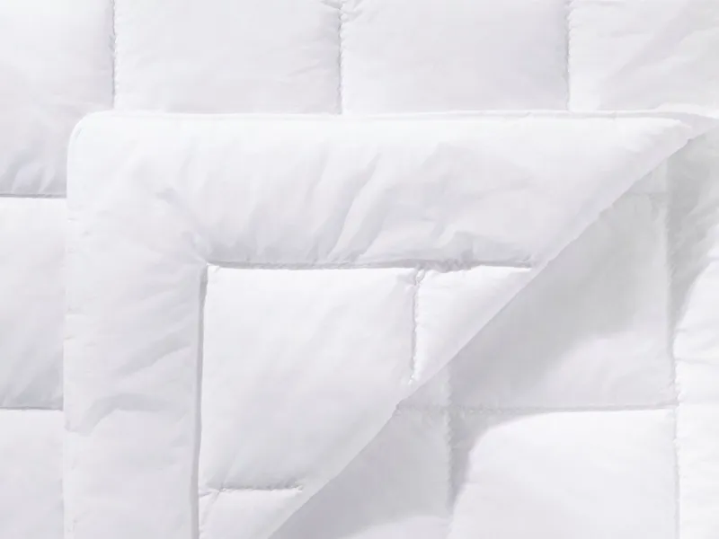 Schlafgut Schlafgut Microfaserbettdecke Pure, Bettdecke in 135x200 cm und weiteren Größen, für Sommer oder Winter, Weiß, – Produktbild 1 von 3