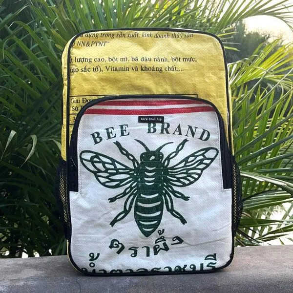 MoreThanHip MoreThanHip Laptop-Rucksack 15,6 Zoll aus recycelten Zement- oder Fischfuttersäcken - Trong, Weiß/grün - biene, – Produktbild 2 von 4