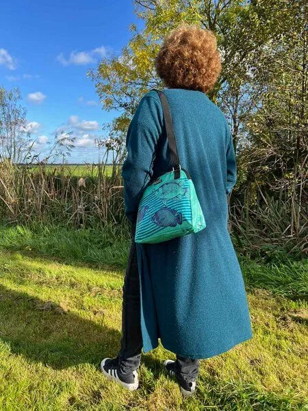 MoreThanHip MoreThanHip Schultertasche aus Zement- oder Tierfuttersäcken - Stylische Damentasche mit Charakter - Amara, Grün - fisch, – Produktbild 3 von 4