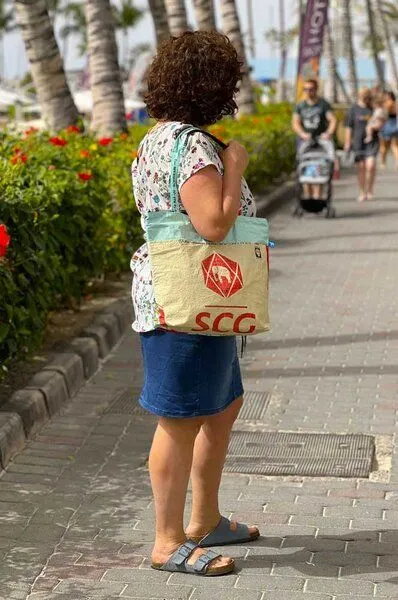 MoreThanHip MoreThanHip Reißverschluss Shopper-Tasche aus recyceltem Reis-, Tierfutter- oder Zuckersack – Moni, Lotus - rosa orange, – Produktbild 3 von 4