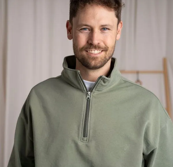Vresh Clothing Vresh Clothing Valentin - Unisex Half-Zip-Hoodie aus Biobaumwolle, Salbei, – Produktbild 3 von 4