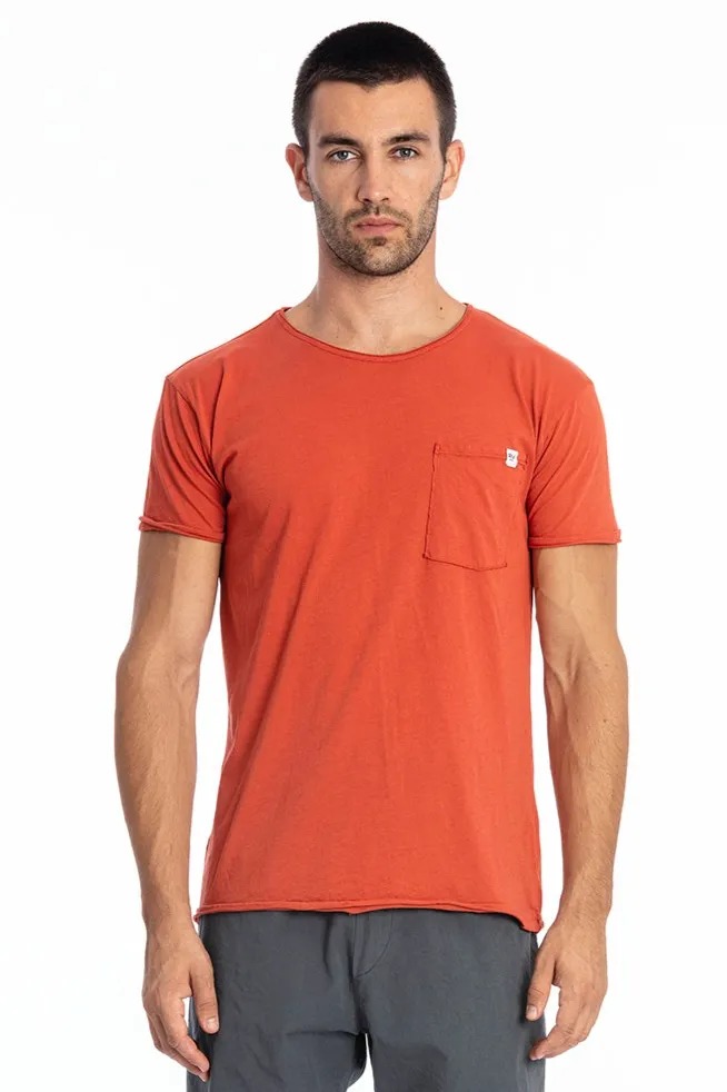 RAVENS VIEW IBIZA RAVENS VIEW IBIZA Herren vegan T-Shirt Rundhalsausschnitt Wild Pocket Terracotta Orange, Dunkelorange, – Produktbild 2 von 3