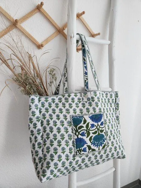 Haus of Namaste Haus of Namaste Tragetasche aus 100 % Bio-Baumwolle mit Indigoblau-Blockdruck | Gesteppte Tragetasche aus Baumwolle | Handtasche mit blauem und grünem Blumenmuster | Nachhaltig, ethisch und fair – Produktbild 2 von 4