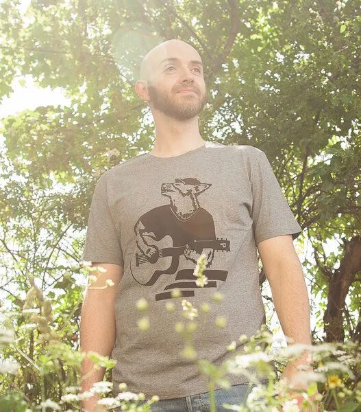 päfjes Frank Fuchs mit Gitarre - päfjes Bio Fair Wear Männer/Unisex T-Shirt, Grau, – Produktbild 3 von 4