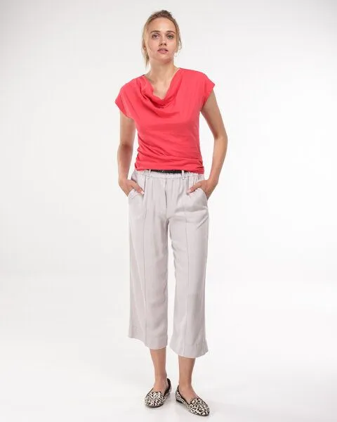 Alma & Lovis Alma & Lovis Shirt mit Wasserfall-Ausschnitt, aus Bio-Baumwolle | Short Cascade, Red (hellrot), – Produktbild 2 von 4