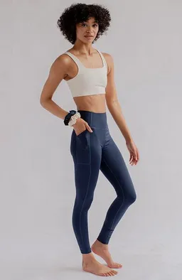 Girlfriend Collective Girlfriend Collective Damen Yogaleggings mit hohem Bund und Tasche „Compressive High-Rise Pocket" aus recycelten Plastikflaschen – Produktbild 1 von 1