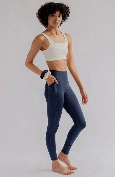Girlfriend Collective Girlfriend Collective Damen Yogaleggings mit hohem Bund und Tasche „Compressive High-Rise Pocket" aus recycelten Plastikflaschen, Mitternachtsblau, – Produktbild 1 von 4