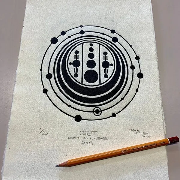 Veskor Cassiopeia Veskor Cassiopeia ORBIT Kornkreis Linoldruck | 21 x 29,7 cm (A4) | Schwarz auf Naturweiß – Produktbild 2 von 4