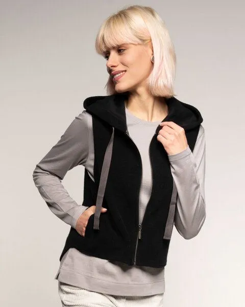 Alma & Lovis Alma & Lovis Weste aus flauschigem Bio-Baumwoll-Fleece | Teddy Vest, Raven (schwarz), – Produktbild 3 von 4