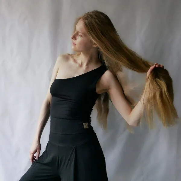 10 BODIES 10 BODIES Asymmetrical top aus Ecovero Premium Viscose, Schwarz, – Produktbild 1 von 2