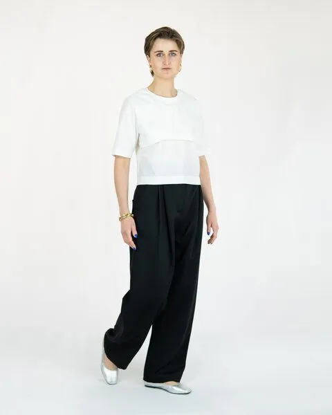keijn keijn Hose NEUTH - Zeitlose Bundfaltenhose aus tiefschwarzem Twill – Produktbild 1 von 3