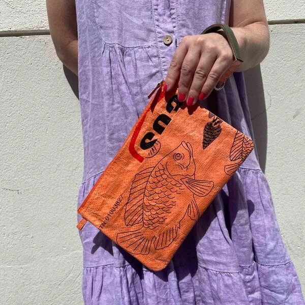 REFISHED fair fashion REFISHED fair fashion Tasche 'SOULMATE' - upcycelte Fischfuttersäcke, #fish orange-schwarz, – Produktbild 2 von 4