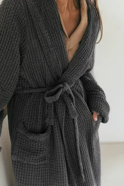 AmourLinen AmourLinen Damen vegan Bademantel Waffel Snuggle Holzkohle – Produktbild 1 von 1