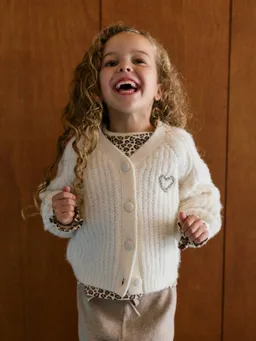 Vertbaudet Mädchen Strickjacke mit Schmuckstein-Herzapplikation Wollmix 43% Recycling-Polyester GRS-zertifiziert – Produktbild 1 von 1