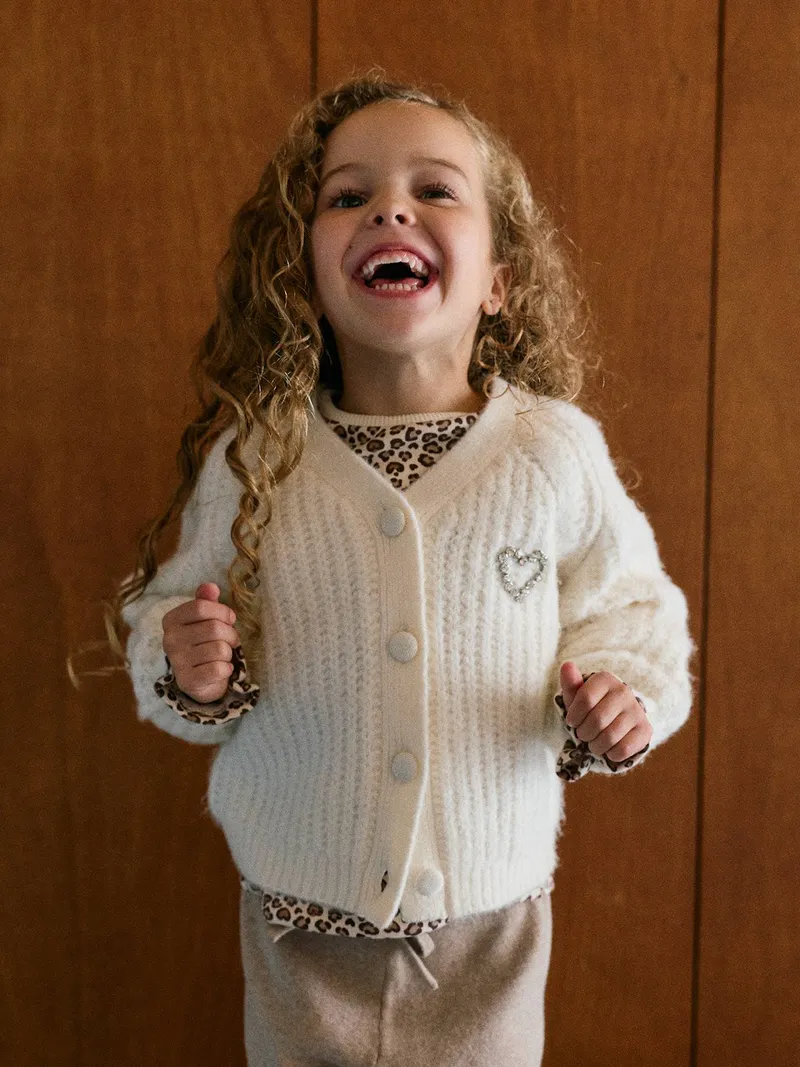 Vertbaudet Mädchen Strickjacke mit Schmuckstein-Herzapplikation Wollmix 43% Recycling-Polyester GRS-zertifiziert, Wollweiß, – Produktbild 1 von 4