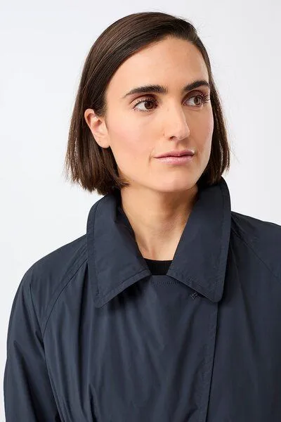 LangerChen LangerChen Leichter Trenchcoat, klassisch geschnitten mit Raglannaht, Navy (blau), – Produktbild 3 von 4